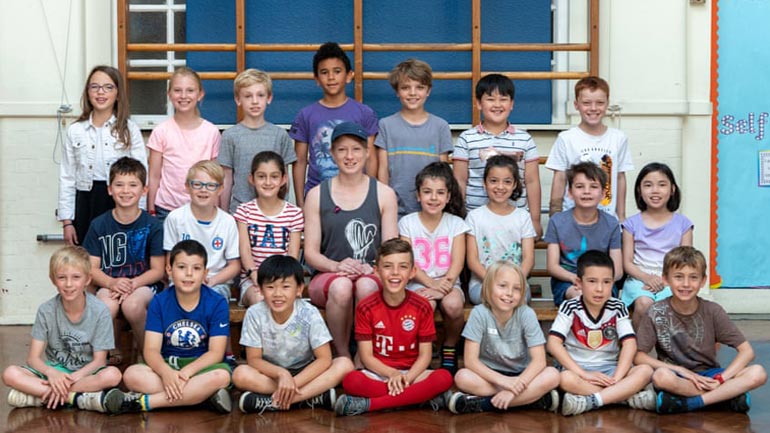 Ο Στιβ ΜακΚουίν φωτογραφίζει όλους τους μαθητές της 3ης δημοτικού του Λονδίνου