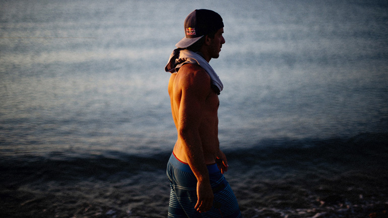 Ο Νικόλας Πλυτάς «σχηματίζει» το σήμα της ειρήνης στο νερό