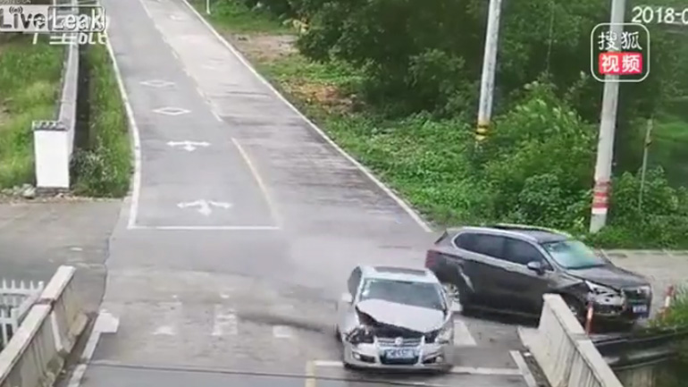 Αυτοκίνητο κάνει βουτιά σε κανάλι! Αυτοκίνητο κάνει βουτιά σε κανάλι!