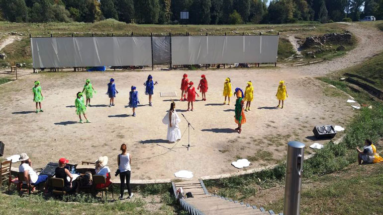 «Ολύμπιων εν Δίω»: Τα παιδιά του Πειραματικού στο Κολωνάκι ανέβασαν τους «Όρνιθες» στο αρχαίο θέατρο του Δίου