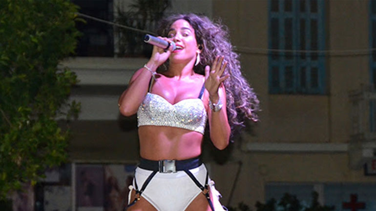 Κατερίνα Στικούδη: Άναψε «φωτιές» με τη σέξι εμφάνισή της μπροστά σε μαθητές!