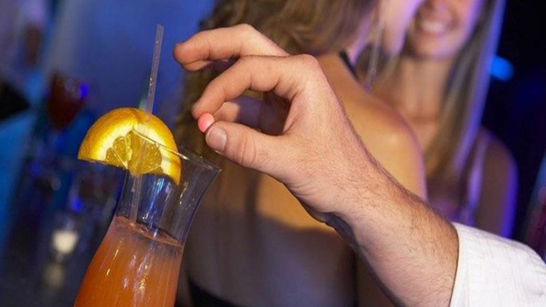 Αστυνομικός και νοσηλευτής του ΕΚΑΒ δικάζονται για τον βιασμό ανακρίτριας Αστυνομικός και νοσηλευτής του ΕΚΑΒ δικάζονται για τον βιασμό ανακρίτριας