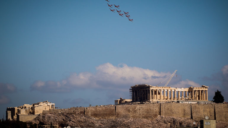 Ελβετικό σμήνος πέταξε πάνω από την Ακρόπολη