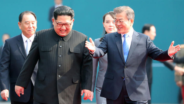 Στα ύψη η δημοτικότητα του Μουν έπειτα από τη συνάντηση με τον Κιμ