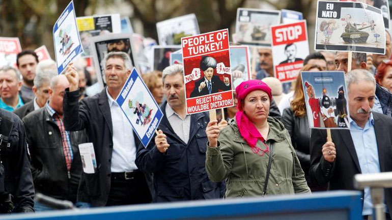 Γερμανία: Διαδηλωτές στους δρόμους της χώρας ενόψει της επίσκεψης Ερντογάν