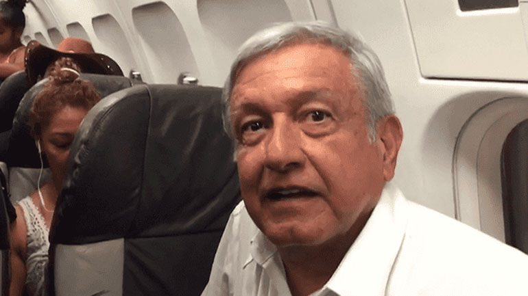 Μεξικό: Ο πρόεδρος Ομπραδόρ «σνομπάρει» το προεδρικό τζετ και περιμένει για ώρες εμπορική πτήση