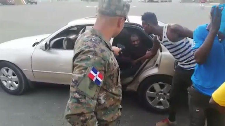 Πόσοι μετανάστες μπορούν να χωρέσουν σε ένα αυτοκίνητο;