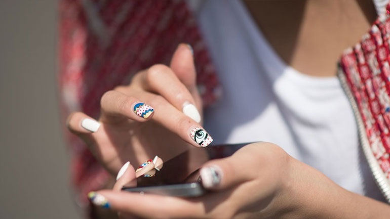 Με αυτό το χρώμα βάψτε τα νύχια σας το φθινόπωρο αν θέλετε να ξεχωρίσετε!