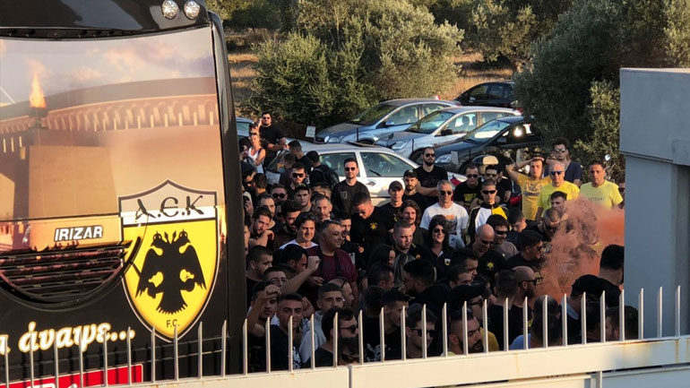 ΑΕΚ: «Ντόπες» των οπαδών στους παίκτες πριν το ντέρμπι με τον ΠΑΟΚ