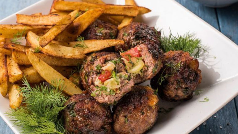 Αφράτα μπιφτέκια με γέμιση λαχανικών