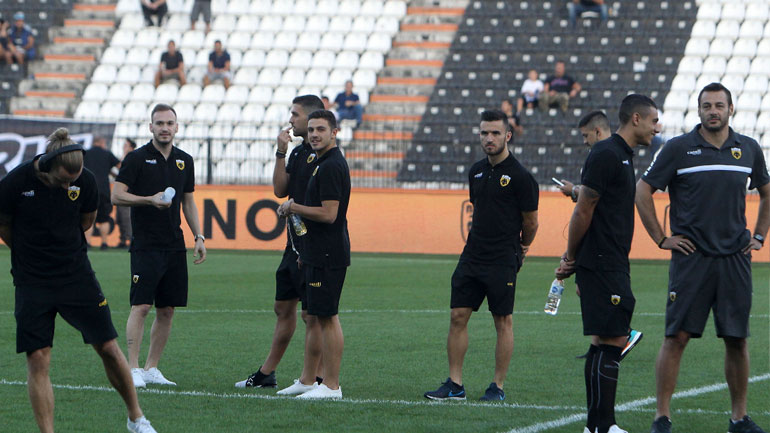Οι παίκτες της ΑΕΚ στον καθιερωμένο περίπατο στον αγωνιστικό χώρο πριν την έναρξη του ματς