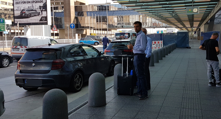 Ο Κώστας Στέφας έξω από το αεροδρόμιο της Φρανκφούρτης