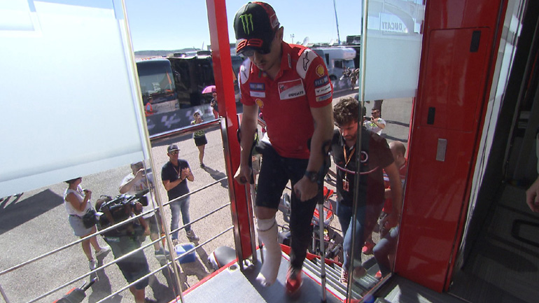 Με γύψο και πατερίτσες ο Lorenzo