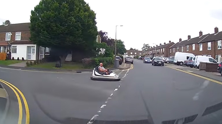 Βγήκε στον δρόμο με το συγκρουόμενο!