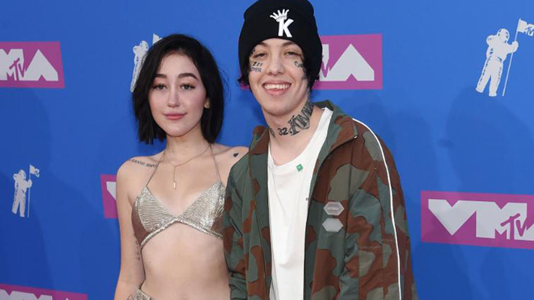 Η Νόα Σάιρους πούλησε τα δάκρυά της 12.000 δολάρια