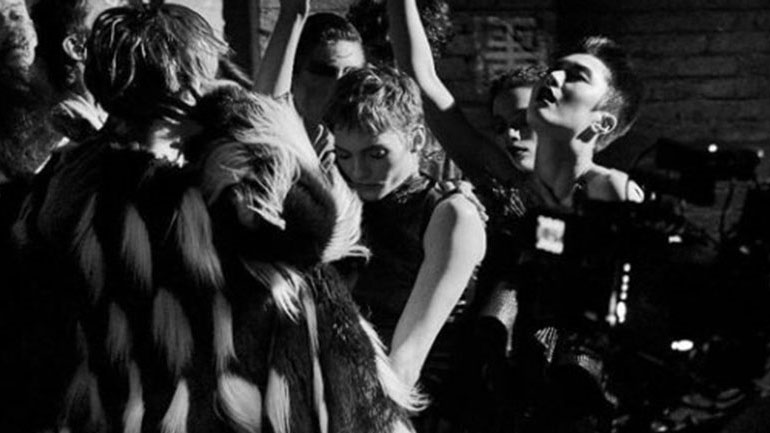 Η νέα καμπάνια του οίκου Givenchy εμπνέεται από τη δεκαετία του ’80