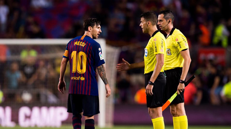 Δεν έδωσε το χέρι του στον διαιτητή ο Μέσι!