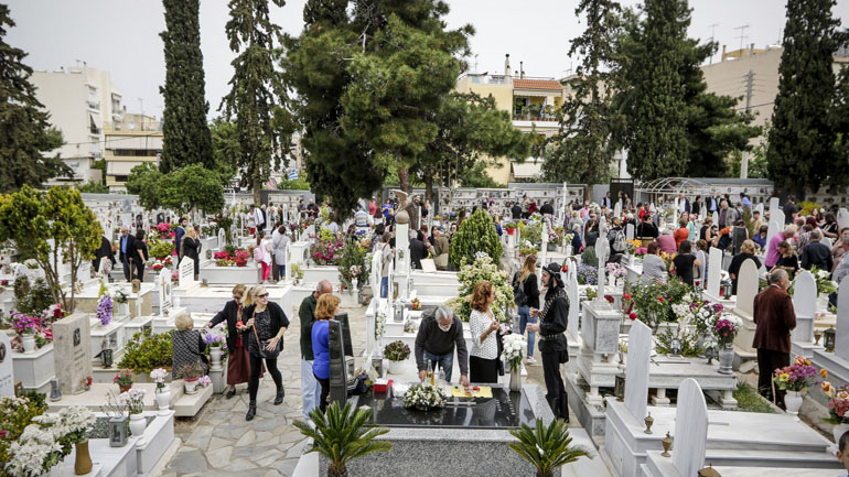 Θεσσαλονίκη: Πήγαν να θάψουν τον άνθρωπό τους αλλά δεν υπήρχε τάφος – Τον έσκαψαν οι συγγενείς