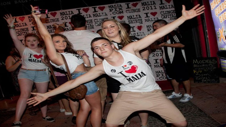 Πάνω από τους μισούς Βρετανούς δεν μπορούν να αρνηθούν το σεξ αφού γδυθούν