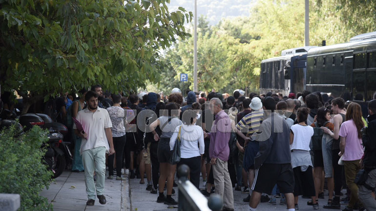 Σε εξέλιξη συγκέντρωση για τον Ζακ Κωστόπουλο στην Ευελπίδων