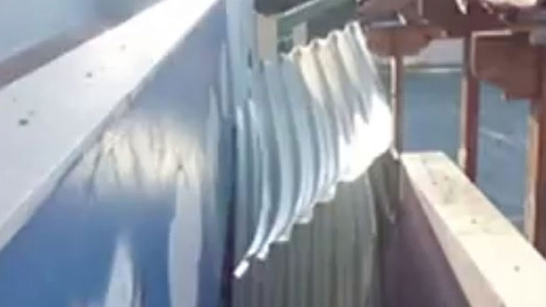 Αποκολλήθηκε λαμαρίνα από στέγαστρο στο 2ο Δημοτικό Σχολείο Καματερού Αποκολλήθηκε λαμαρίνα από στέγαστρο στο 2ο Δημοτικό Σχολείο Καματερού