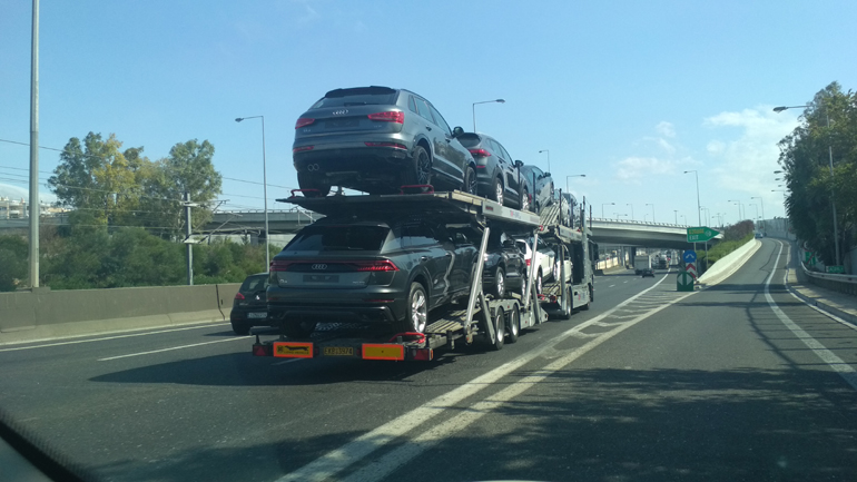 Τι επιβλητικό Audi Q8 ακόμα και πάνω στην νταλίκα που το μεταφέρει βγάζει... μάτια!