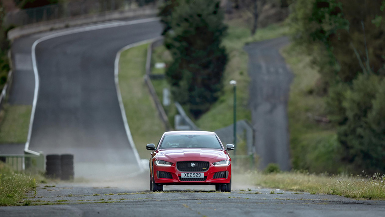 Στο «ξεχασμένο» γαλλικό circuit με την Jaguar XE 300 Sport