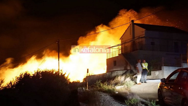 Κεφαλονιά: Μεγάλη πυρκαγιά στο χωριό Ζόλα  –  Εκκενώθηκαν σπίτια