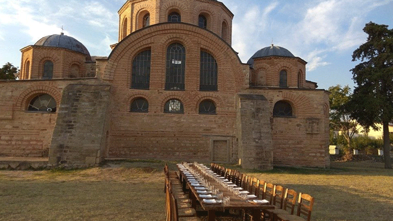 Θράκη: Έστησαν βυζαντινό δείπνο πάνω σε ξύλινη πόρτα από την Καππαδοκία