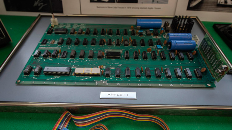 Μοντέλο του πρώτου υπολογιστή Apple-1 πωλήθηκε 375.000 δολάρια σε δημοπρασία
