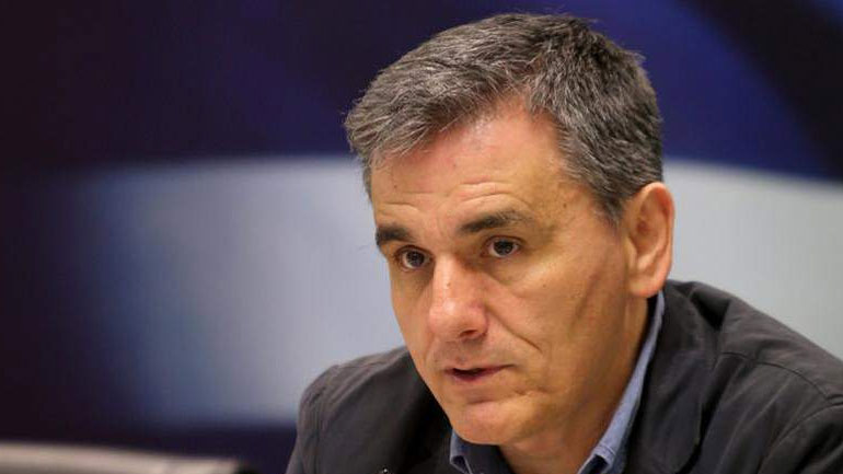 Θέμα να μην μειωθεί το αφορολόγητο άνοιξε ο Τσακαλώτος στη Βουλή