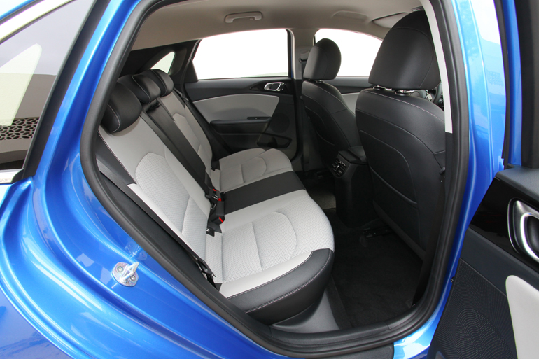 Άνετα κάθονται δύο ενήλικες επιβάτες ή τρία παιδιά