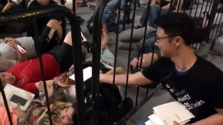 Ο αρχιψυχίατρος της Μόσχας συστήνει σε όσους στέκονται σε ουρές για να αγοράσουν iPhone, να πάνε να τους δει γιατρός