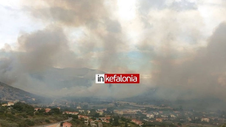 Κεφαλονιά: Ανεξέλεγκτη η πυρκαγιά στο Άνω Κατελειό εκκενώθηκε ο οικισμός