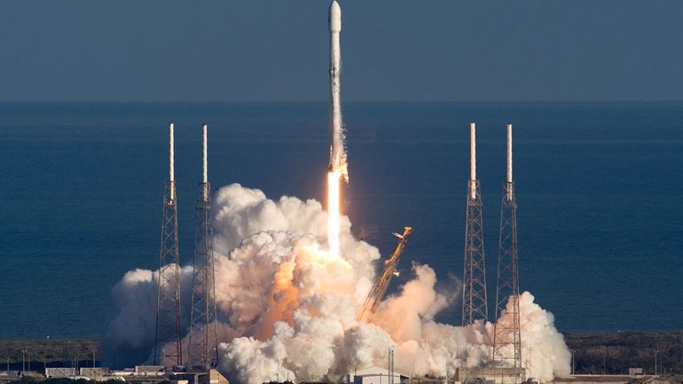 «Deal» της Space X με ιαπωνική εταιρεία για ιδιωτικές αποστολές εξερεύνησης της Σελήνης