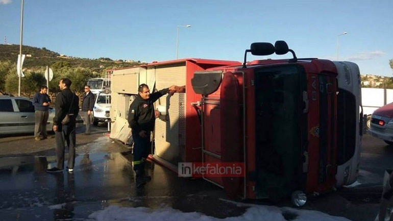 Κεφαλονιά: Ανατροπή πυροσβεστικού οχήματος με δύο τραυματίες
