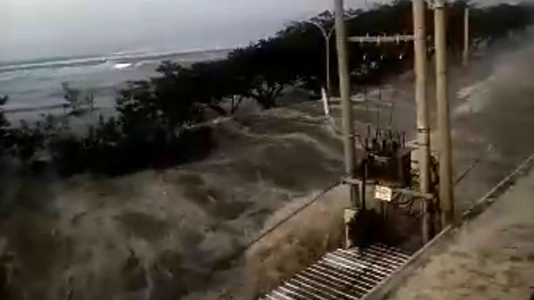 Μετά τον ισχυρότατο σεισμό, χτύπησε και τσουνάμι στο Palu της Ινδονησίας