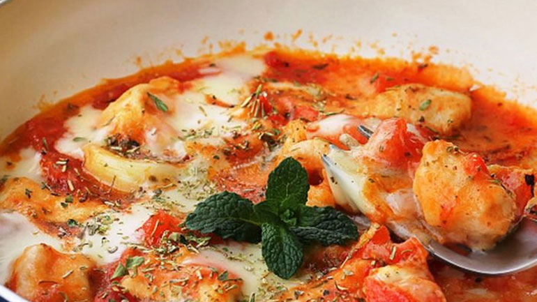 Κοτομπουκιές με μοτσαρέλα και ντομάτα