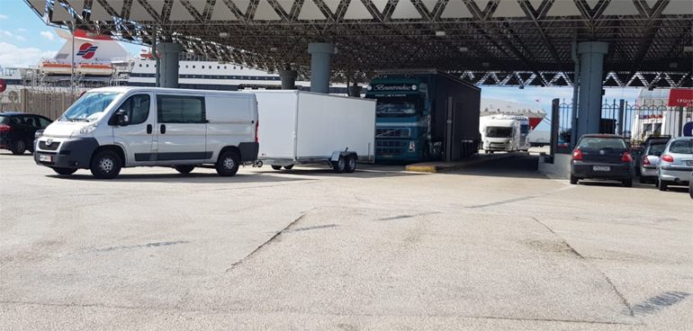 Μέσα στο κλειστό τρέιλερ βρίσκεται η διθέσια χωμάτινη φόρμουλα...