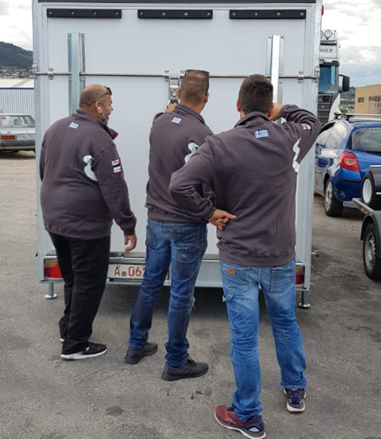 Το τρέιλερ μόλις έχει φτάσει στην Ελλάδα και η αγωνία είναι μεγάλη για το τι κρύβεται μέσα σε αυτό...