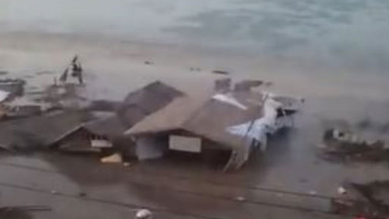 Η στιγμή που το τσουνάμι χτυπά την παραλία του Palu της Ινδονησίας μετά τον σεισμό των 7,5 Ρίχτερ