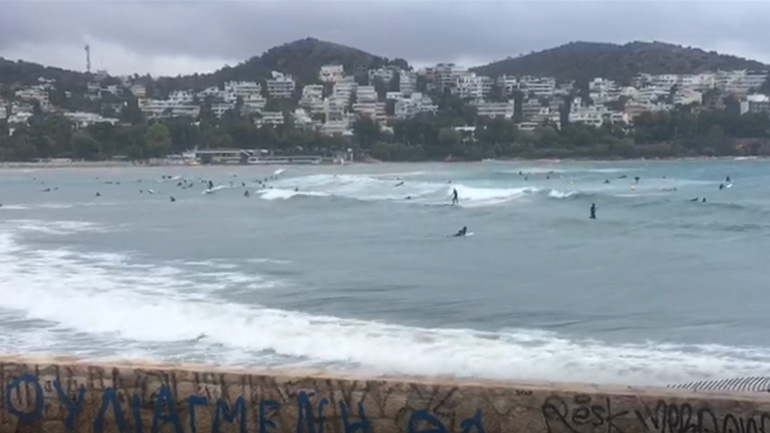 Surfάδες δαμάζουν τα κύματα στην Βουλιαγμένη