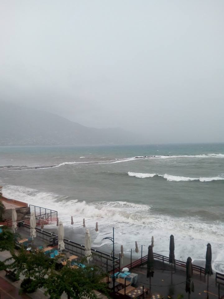 Στην οδό Ναυαρίνου η θάλασσα βγήκε στον δρόμο - Προκλήθηκαν ζημιές σε καταστήματα 