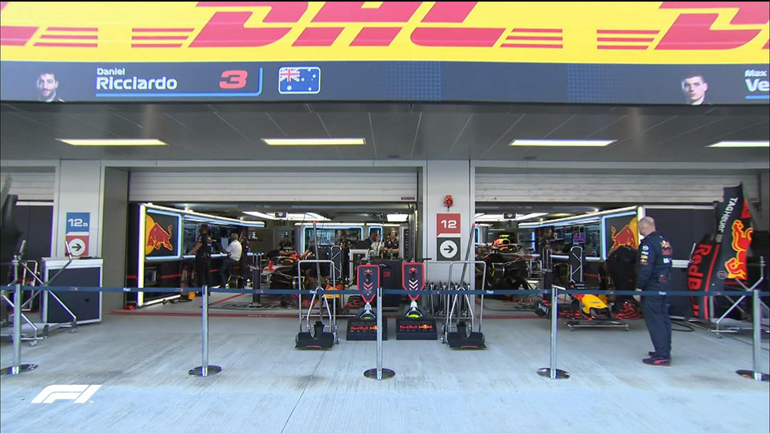 Οι αλλαγές στα μηχανικά μέρη των μονοθεσίων της Red Bull (και η ποινή που υπάρχει σε αυτή την περίπτωση) είχε ως αποτέλεσμα την παραμονή στο γκαράζ της ομάδας (στο 2ο σκέλος)...