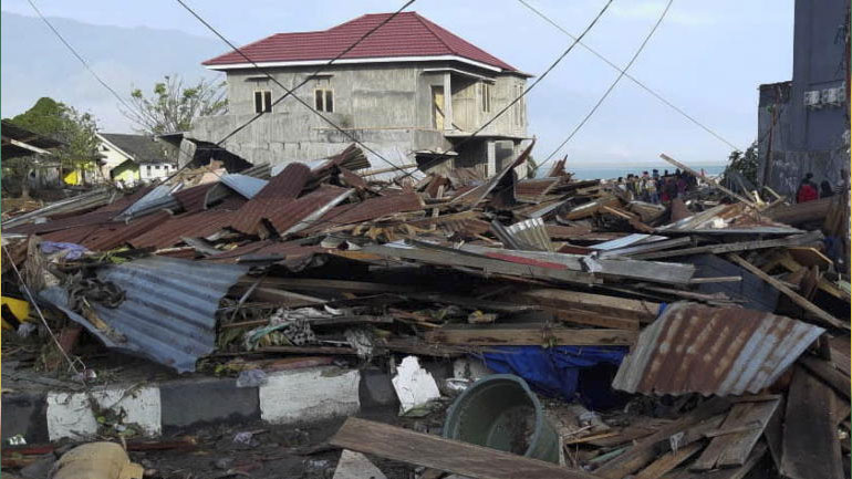 Ινδονησία: Στους 420 ανέρχεται ο αριθμός των νεκρών από τον καταστροφικό σεισμό και το τσουνάμι