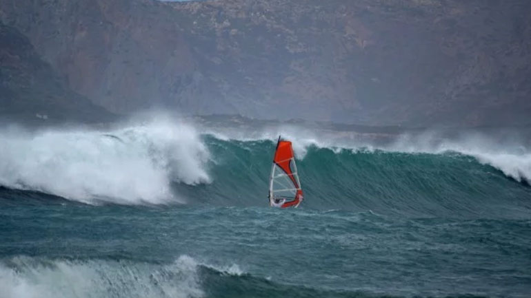 Χανιά: Έκαναν windsurfing  στη μανιασμένη θάλασσα στα Φαλάσαρνα