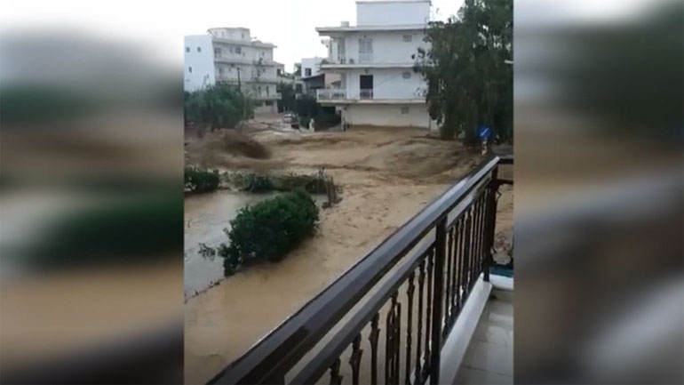 Πλημμύρισε το Κιάτο – Χείμαρροι οι δρόμοι