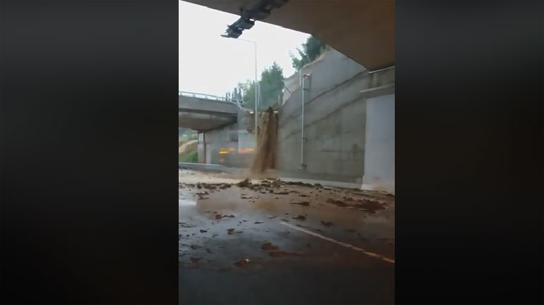 Ξυλόκαστρο: Ορμητικά νερά ξεχύνονται πάνω στο οδόστρωμα