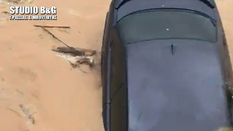 Αυτοκίνητο παρασύρεται από το ποτάμι στο Άργος