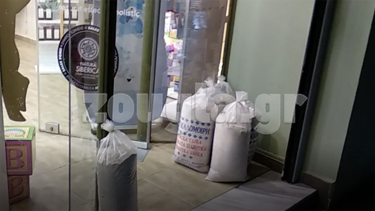 Προετοιμασίες στη Μάνδρα Αττικής για το ενδεχόμενο έντονων βροχοπτώσεων